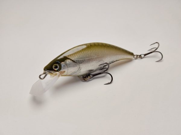 Handgemachter Wobbler Kunstköder. Handgemachter Angelköder mit wackelnder Aktion, der darauf abzielt, Fische anzulocken. Der Köder zeichnet sich durch seine aufwendigen Details aus und wird mit Sorgfalt hergestellt. Ideal für Liebhaber des Süßwasserangelns.