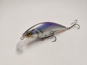 Handgemachter Wobbler Kunstköder. Handgemachter Angelköder mit wackelnder Aktion, der darauf abzielt, Fische anzulocken. Der Köder zeichnet sich durch seine aufwendigen Details aus und wird mit Sorgfalt hergestellt. Ideal für Liebhaber des Süßwasserangelns.