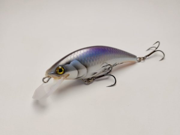 Handgemachter Wobbler Kunstköder. Handgemachter Angelköder mit wackelnder Aktion, der darauf abzielt, Fische anzulocken. Der Köder zeichnet sich durch seine aufwendigen Details aus und wird mit Sorgfalt hergestellt. Ideal für Liebhaber des Süßwasserangelns.