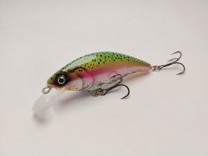 Handgemachter Wobbler Kunstköder. Handgemachter Angelköder mit wackelnder Aktion, der darauf abzielt, Fische anzulocken. Der Köder zeichnet sich durch seine aufwendigen Details aus und wird mit Sorgfalt hergestellt. Ideal für Liebhaber des Süßwasserangelns.