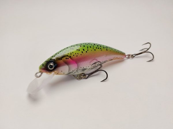 Handgemachter Wobbler Kunstköder. Handgemachter Angelköder mit wackelnder Aktion, der darauf abzielt, Fische anzulocken. Der Köder zeichnet sich durch seine aufwendigen Details aus und wird mit Sorgfalt hergestellt. Ideal für Liebhaber des Süßwasserangelns.