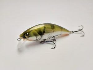Handgemachter Wobbler Kunstköder. Handgemachter Angelköder mit wackelnder Aktion, der darauf abzielt, Fische anzulocken. Der Köder zeichnet sich durch seine aufwendigen Details aus und wird mit Sorgfalt hergestellt. Ideal für Liebhaber des Süßwasserangelns.