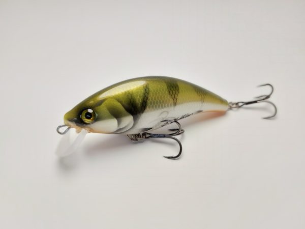 Handgemachter Wobbler Kunstköder. Handgemachter Angelköder mit wackelnder Aktion, der darauf abzielt, Fische anzulocken. Der Köder zeichnet sich durch seine aufwendigen Details aus und wird mit Sorgfalt hergestellt. Ideal für Liebhaber des Süßwasserangelns.