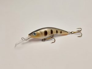 Handgemachter Wobbler Kunstköder. Handgemachter Angelköder mit wackelnder Aktion, der darauf abzielt, Fische anzulocken. Der Köder zeichnet sich durch seine aufwendigen Details aus und wird mit Sorgfalt hergestellt. Ideal für Liebhaber des Süßwasserangelns.