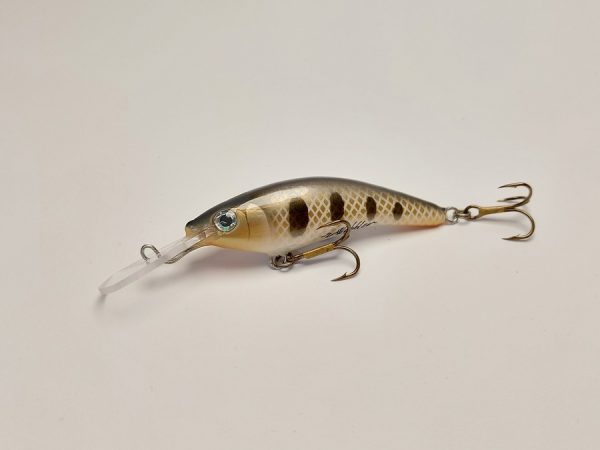Handgemachter Wobbler Kunstköder. Handgemachter Angelköder mit wackelnder Aktion, der darauf abzielt, Fische anzulocken. Der Köder zeichnet sich durch seine aufwendigen Details aus und wird mit Sorgfalt hergestellt. Ideal für Liebhaber des Süßwasserangelns.