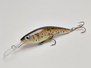 Handgemachter Wobbler Kunstköder. Handgemachter Angelköder mit wackelnder Aktion, der darauf abzielt, Fische anzulocken. Der Köder zeichnet sich durch seine aufwendigen Details aus und wird mit Sorgfalt hergestellt. Ideal für Liebhaber des Süßwasserangelns.