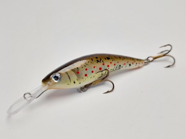 Handgemachter Wobbler Kunstköder. Handgemachter Angelköder mit wackelnder Aktion, der darauf abzielt, Fische anzulocken. Der Köder zeichnet sich durch seine aufwendigen Details aus und wird mit Sorgfalt hergestellt. Ideal für Liebhaber des Süßwasserangelns.