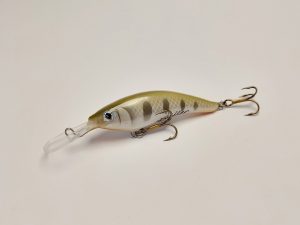 Handgemachter Wobbler Kunstköder. Handgemachter Angelköder mit wackelnder Aktion, der darauf abzielt, Fische anzulocken. Der Köder zeichnet sich durch seine aufwendigen Details aus und wird mit Sorgfalt hergestellt. Ideal für Liebhaber des Süßwasserangelns.