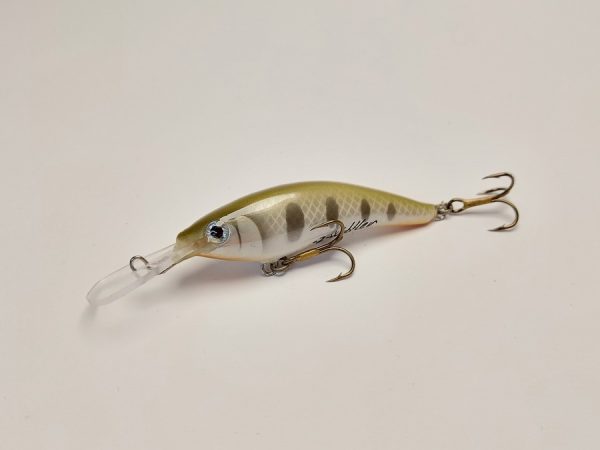 Handgemachter Wobbler Kunstköder. Handgemachter Angelköder mit wackelnder Aktion, der darauf abzielt, Fische anzulocken. Der Köder zeichnet sich durch seine aufwendigen Details aus und wird mit Sorgfalt hergestellt. Ideal für Liebhaber des Süßwasserangelns.