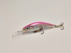 Handgemachter Wobbler Kunstköder. Handgemachter Angelköder mit wackelnder Aktion, der darauf abzielt, Fische anzulocken. Der Köder zeichnet sich durch seine aufwendigen Details aus und wird mit Sorgfalt hergestellt. Ideal für Liebhaber des Süßwasserangelns.