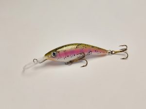 Handgemachter Wobbler Kunstköder. Handgemachter Angelköder mit wackelnder Aktion, der darauf abzielt, Fische anzulocken. Der Köder zeichnet sich durch seine aufwendigen Details aus und wird mit Sorgfalt hergestellt. Ideal für Liebhaber des Süßwasserangelns.
