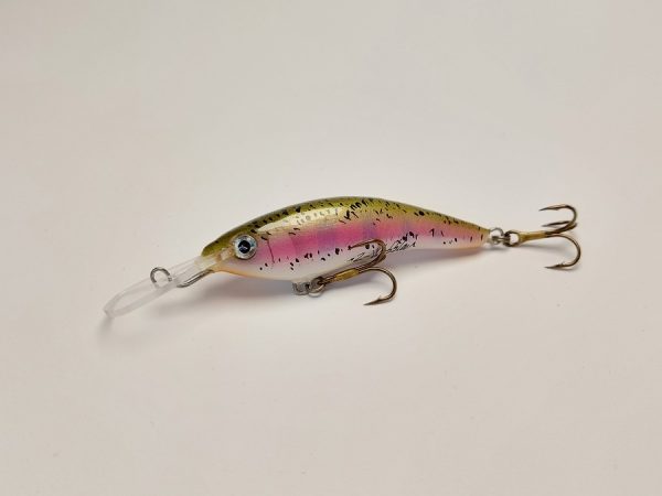 Handgemachter Wobbler Kunstköder. Handgemachter Angelköder mit wackelnder Aktion, der darauf abzielt, Fische anzulocken. Der Köder zeichnet sich durch seine aufwendigen Details aus und wird mit Sorgfalt hergestellt. Ideal für Liebhaber des Süßwasserangelns.