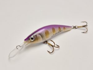 Handgemachter Wobbler Kunstköder. Handgemachter Angelköder mit wackelnder Aktion, der darauf abzielt, Fische anzulocken. Der Köder zeichnet sich durch seine aufwendigen Details aus und wird mit Sorgfalt hergestellt. Ideal für Liebhaber des Süßwasserangelns.