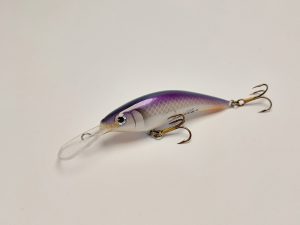 Handgemachter Wobbler Kunstköder. Handgemachter Angelköder mit wackelnder Aktion, der darauf abzielt, Fische anzulocken. Der Köder zeichnet sich durch seine aufwendigen Details aus und wird mit Sorgfalt hergestellt. Ideal für Liebhaber des Süßwasserangelns.