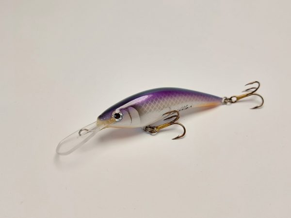 Handgemachter Wobbler Kunstköder. Handgemachter Angelköder mit wackelnder Aktion, der darauf abzielt, Fische anzulocken. Der Köder zeichnet sich durch seine aufwendigen Details aus und wird mit Sorgfalt hergestellt. Ideal für Liebhaber des Süßwasserangelns.
