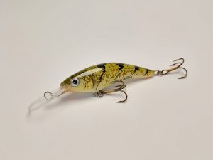 Handgemachter Wobbler Kunstköder. Handgemachter Angelköder mit wackelnder Aktion, der darauf abzielt, Fische anzulocken. Der Köder zeichnet sich durch seine aufwendigen Details aus und wird mit Sorgfalt hergestellt. Ideal für Liebhaber des Süßwasserangelns.