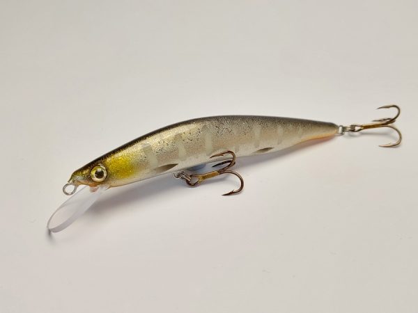 Handgemachter Wobbler Kunstköder. Handgemachter Angelköder mit wackelnder Aktion, der darauf abzielt, Fische anzulocken. Der Köder zeichnet sich durch seine aufwendigen Details aus und wird mit Sorgfalt hergestellt. Ideal für Liebhaber des Süßwasserangelns.