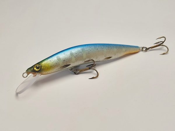 Handgemachter Wobbler Kunstköder. Handgemachter Angelköder mit wackelnder Aktion, der darauf abzielt, Fische anzulocken. Der Köder zeichnet sich durch seine aufwendigen Details aus und wird mit Sorgfalt hergestellt. Ideal für Liebhaber des Süßwasserangelns.