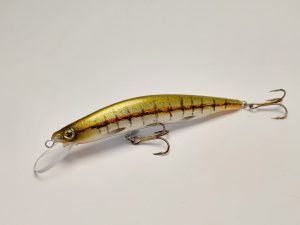 Handgemachter Wobbler Kunstköder. Handgemachter Angelköder mit wackelnder Aktion, der darauf abzielt, Fische anzulocken. Der Köder zeichnet sich durch seine aufwendigen Details aus und wird mit Sorgfalt hergestellt. Ideal für Liebhaber des Süßwasserangelns.