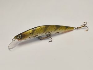 Handgemachter Wobbler Kunstköder. Handgemachter Angelköder mit wackelnder Aktion, der darauf abzielt, Fische anzulocken. Der Köder zeichnet sich durch seine aufwendigen Details aus und wird mit Sorgfalt hergestellt. Ideal für Liebhaber des Süßwasserangelns.