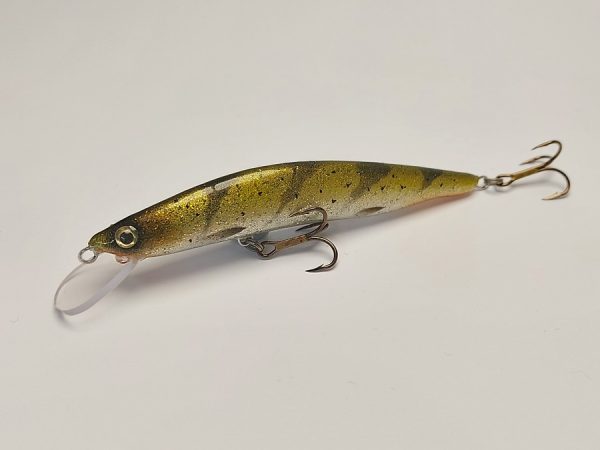 Handgemachter Wobbler Kunstköder. Handgemachter Angelköder mit wackelnder Aktion, der darauf abzielt, Fische anzulocken. Der Köder zeichnet sich durch seine aufwendigen Details aus und wird mit Sorgfalt hergestellt. Ideal für Liebhaber des Süßwasserangelns.