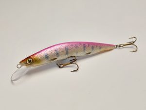 Handgemachter Wobbler Kunstköder. Handgemachter Angelköder mit wackelnder Aktion, der darauf abzielt, Fische anzulocken. Der Köder zeichnet sich durch seine aufwendigen Details aus und wird mit Sorgfalt hergestellt. Ideal für Liebhaber des Süßwasserangelns.