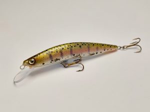 Handgemachter Wobbler Kunstköder. Handgemachter Angelköder mit wackelnder Aktion, der darauf abzielt, Fische anzulocken. Der Köder zeichnet sich durch seine aufwendigen Details aus und wird mit Sorgfalt hergestellt. Ideal für Liebhaber des Süßwasserangelns.