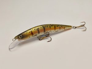 Handgemachter Wobbler Kunstköder. Handgemachter Angelköder mit wackelnder Aktion, der darauf abzielt, Fische anzulocken. Der Köder zeichnet sich durch seine aufwendigen Details aus und wird mit Sorgfalt hergestellt. Ideal für Liebhaber des Süßwasserangelns.