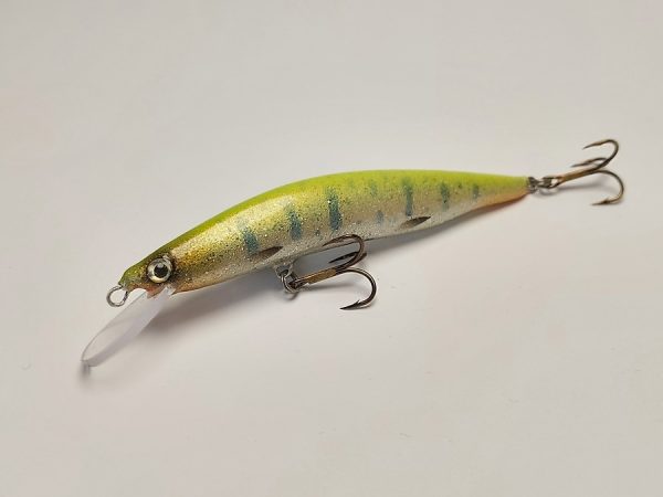 Handgemachter Wobbler Kunstköder. Handgemachter Angelköder mit wackelnder Aktion, der darauf abzielt, Fische anzulocken. Der Köder zeichnet sich durch seine aufwendigen Details aus und wird mit Sorgfalt hergestellt. Ideal für Liebhaber des Süßwasserangelns.