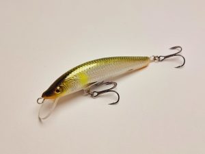 Handgemachter Wobbler Kunstköder. Handgemachter Angelköder mit wackelnder Aktion, der darauf abzielt, Fische anzulocken. Der Köder zeichnet sich durch seine aufwendigen Details aus und wird mit Sorgfalt hergestellt. Ideal für Liebhaber des Süßwasserangelns.
