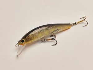 Handgemachter Wobbler Kunstköder. Handgemachter Angelköder mit wackelnder Aktion, der darauf abzielt, Fische anzulocken. Der Köder zeichnet sich durch seine aufwendigen Details aus und wird mit Sorgfalt hergestellt. Ideal für Liebhaber des Süßwasserangelns.