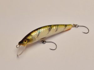 Handgemachter Wobbler Kunstköder. Handgemachter Angelköder mit wackelnder Aktion, der darauf abzielt, Fische anzulocken. Der Köder zeichnet sich durch seine aufwendigen Details aus und wird mit Sorgfalt hergestellt. Ideal für Liebhaber des Süßwasserangelns.