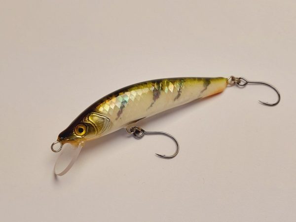 Handgemachter Wobbler Kunstköder. Handgemachter Angelköder mit wackelnder Aktion, der darauf abzielt, Fische anzulocken. Der Köder zeichnet sich durch seine aufwendigen Details aus und wird mit Sorgfalt hergestellt. Ideal für Liebhaber des Süßwasserangelns.