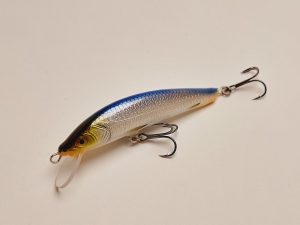 Handgemachter Wobbler Kunstköder. Handgemachter Angelköder mit wackelnder Aktion, der darauf abzielt, Fische anzulocken. Der Köder zeichnet sich durch seine aufwendigen Details aus und wird mit Sorgfalt hergestellt. Ideal für Liebhaber des Süßwasserangelns.