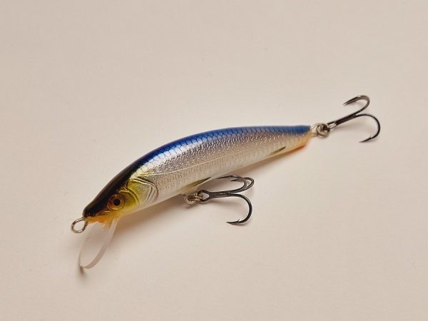 Handgemachter Wobbler Kunstköder. Handgemachter Angelköder mit wackelnder Aktion, der darauf abzielt, Fische anzulocken. Der Köder zeichnet sich durch seine aufwendigen Details aus und wird mit Sorgfalt hergestellt. Ideal für Liebhaber des Süßwasserangelns.