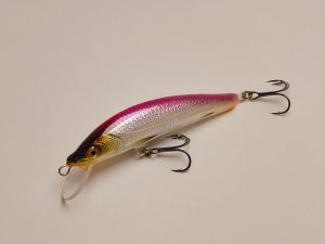 Handgemachter Wobbler Kunstköder. Handgemachter Angelköder mit wackelnder Aktion, der darauf abzielt, Fische anzulocken. Der Köder zeichnet sich durch seine aufwendigen Details aus und wird mit Sorgfalt hergestellt. Ideal für Liebhaber des Süßwasserangelns.