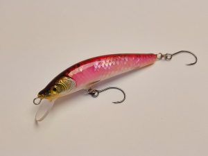 Handgemachter Wobbler Kunstköder. Handgemachter Angelköder mit wackelnder Aktion, der darauf abzielt, Fische anzulocken. Der Köder zeichnet sich durch seine aufwendigen Details aus und wird mit Sorgfalt hergestellt. Ideal für Liebhaber des Süßwasserangelns.