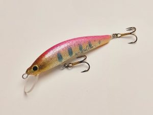 Handgemachter Wobbler Kunstköder. Handgemachter Angelköder mit wackelnder Aktion, der darauf abzielt, Fische anzulocken. Der Köder zeichnet sich durch seine aufwendigen Details aus und wird mit Sorgfalt hergestellt. Ideal für Liebhaber des Süßwasserangelns.
