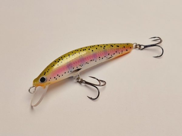 Handgemachter Wobbler Kunstköder. Handgemachter Angelköder mit wackelnder Aktion, der darauf abzielt, Fische anzulocken. Der Köder zeichnet sich durch seine aufwendigen Details aus und wird mit Sorgfalt hergestellt. Ideal für Liebhaber des Süßwasserangelns.
