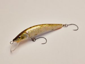 Handgemachter Wobbler Kunstköder. Handgemachter Angelköder mit wackelnder Aktion, der darauf abzielt, Fische anzulocken. Der Köder zeichnet sich durch seine aufwendigen Details aus und wird mit Sorgfalt hergestellt. Ideal für Liebhaber des Süßwasserangelns.