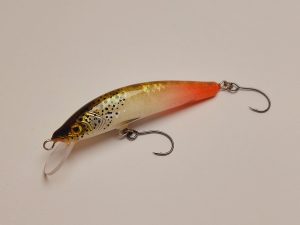 Handgemachter Wobbler Kunstköder. Handgemachter Angelköder mit wackelnder Aktion, der darauf abzielt, Fische anzulocken. Der Köder zeichnet sich durch seine aufwendigen Details aus und wird mit Sorgfalt hergestellt. Ideal für Liebhaber des Süßwasserangelns.