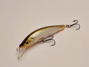 Handgemachter Wobbler Kunstköder. Handgemachter Angelköder mit wackelnder Aktion, der darauf abzielt, Fische anzulocken. Der Köder zeichnet sich durch seine aufwendigen Details aus und wird mit Sorgfalt hergestellt. Ideal für Liebhaber des Süßwasserangelns.