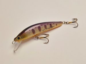 Handgemachter Wobbler Kunstköder. Handgemachter Angelköder mit wackelnder Aktion, der darauf abzielt, Fische anzulocken. Der Köder zeichnet sich durch seine aufwendigen Details aus und wird mit Sorgfalt hergestellt. Ideal für Liebhaber des Süßwasserangelns.