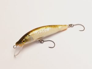 Handgemachter Wobbler Kunstköder. Handgemachter Angelköder mit wackelnder Aktion, der darauf abzielt, Fische anzulocken. Der Köder zeichnet sich durch seine aufwendigen Details aus und wird mit Sorgfalt hergestellt. Ideal für Liebhaber des Süßwasserangelns.