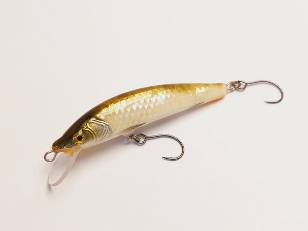 Handgemachter Wobbler Kunstköder. Handgemachter Angelköder mit wackelnder Aktion, der darauf abzielt, Fische anzulocken. Der Köder zeichnet sich durch seine aufwendigen Details aus und wird mit Sorgfalt hergestellt. Ideal für Liebhaber des Süßwasserangelns.