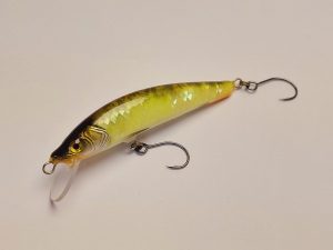 Handgemachter Wobbler Kunstköder. Handgemachter Angelköder mit wackelnder Aktion, der darauf abzielt, Fische anzulocken. Der Köder zeichnet sich durch seine aufwendigen Details aus und wird mit Sorgfalt hergestellt. Ideal für Liebhaber des Süßwasserangelns.
