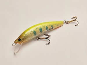 Handgemachter Wobbler Kunstköder. Handgemachter Angelköder mit wackelnder Aktion, der darauf abzielt, Fische anzulocken. Der Köder zeichnet sich durch seine aufwendigen Details aus und wird mit Sorgfalt hergestellt. Ideal für Liebhaber des Süßwasserangelns.
