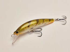 Handgemachter Wobbler Kunstköder. Handgemachter Angelköder mit wackelnder Aktion, der darauf abzielt, Fische anzulocken. Der Köder zeichnet sich durch seine aufwendigen Details aus und wird mit Sorgfalt hergestellt. Ideal für Liebhaber des Süßwasserangelns.