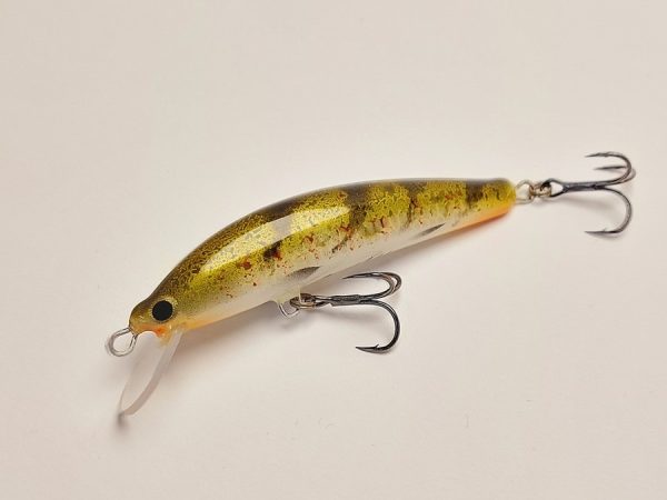Handgemachter Wobbler Kunstköder. Handgemachter Angelköder mit wackelnder Aktion, der darauf abzielt, Fische anzulocken. Der Köder zeichnet sich durch seine aufwendigen Details aus und wird mit Sorgfalt hergestellt. Ideal für Liebhaber des Süßwasserangelns.