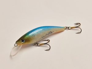 Handgemachter Wobbler Kunstköder. Handgemachter Angelköder mit wackelnder Aktion, der darauf abzielt, Fische anzulocken. Der Köder zeichnet sich durch seine aufwendigen Details aus und wird mit Sorgfalt hergestellt. Ideal für Liebhaber des Süßwasserangelns.